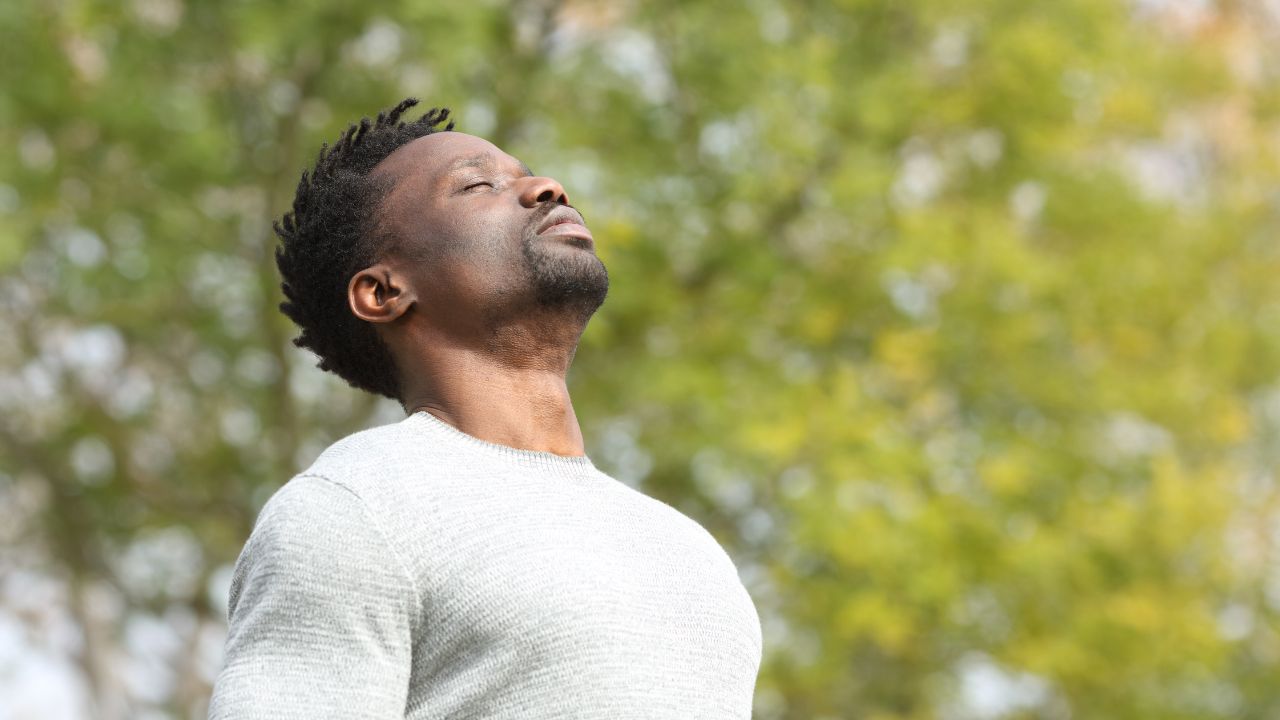 Come il respiro influisce sulla pelle e sul benessere interiore